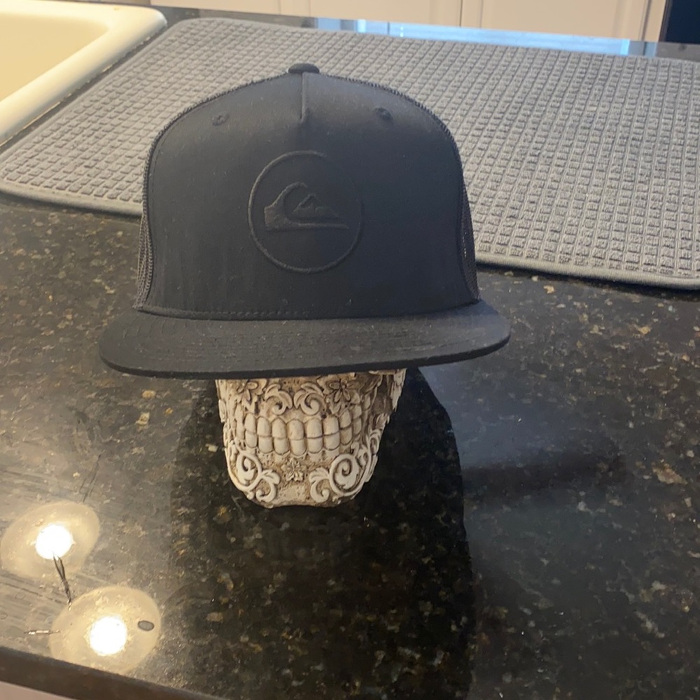 Black out quicksilver truckers snapback hat